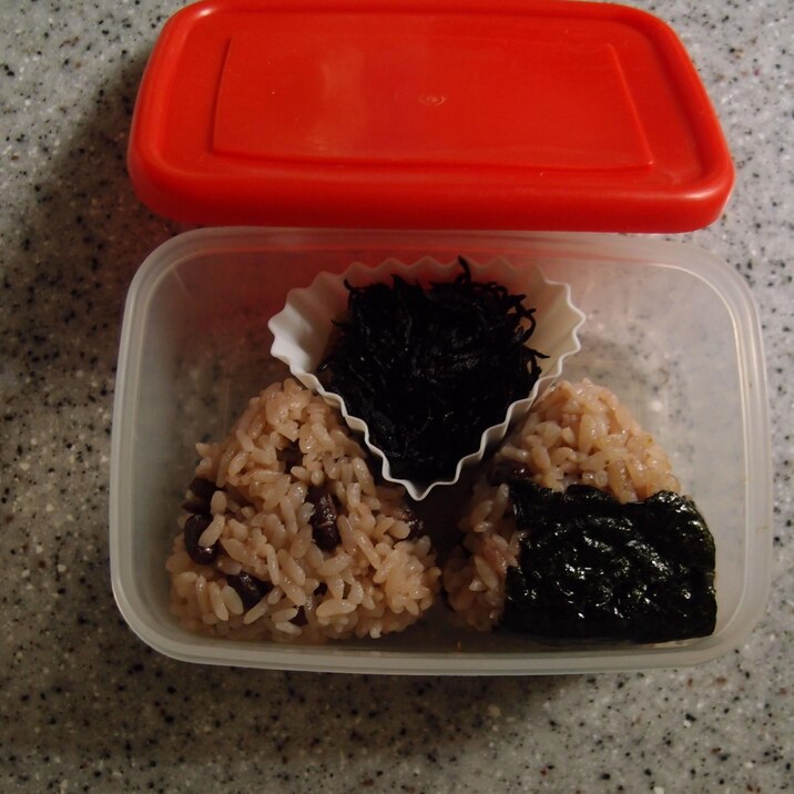 小豆ご飯のおにぎりとひじき煮のお弁当